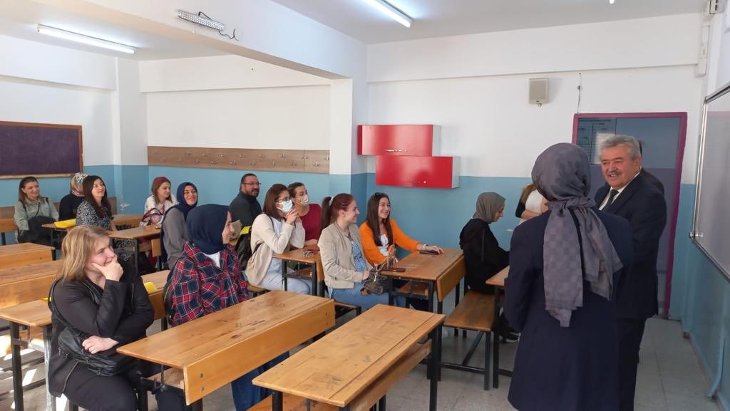 PursaklarMem's tweet photo. Müdürümüz Mustafa KILIÇGİL, Birlikte İngilizce(English Together) Projesi  eğitici eğitimi alan ingilizce öğretmenlerimiz tarafından düzenlenen”İngilizce Öğretiminde Sözlü İletişim Becerilerinin Geliştirilmesi için Yöntem ve Teknikler" adlı seminerde öğretmenlerimizi ziyaret etti. https://t.co/Yk3VcD8IZJ