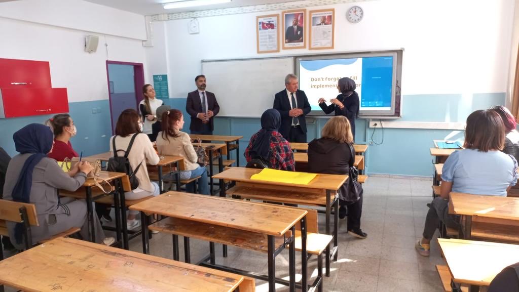 PursaklarMem's tweet photo. Müdürümüz Mustafa KILIÇGİL, Birlikte İngilizce(English Together) Projesi  eğitici eğitimi alan ingilizce öğretmenlerimiz tarafından düzenlenen”İngilizce Öğretiminde Sözlü İletişim Becerilerinin Geliştirilmesi için Yöntem ve Teknikler" adlı seminerde öğretmenlerimizi ziyaret etti. https://t.co/Yk3VcD8IZJ