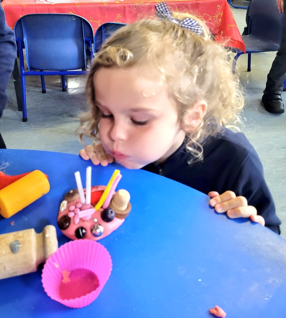 MorayPrimary1's tweet photo. We puffed out the candles on our pink cakes this morning! Just like our Jolly Phonics song for the p sound. We loved singing along to this as we decorated our cakes with beads and added pipe cleaners/straws for candles 🎂🎉🎤🎶 #FunWithPhonics #MakingCakes #Imagination #Playdough https://t.co/BblwNz1Ox9