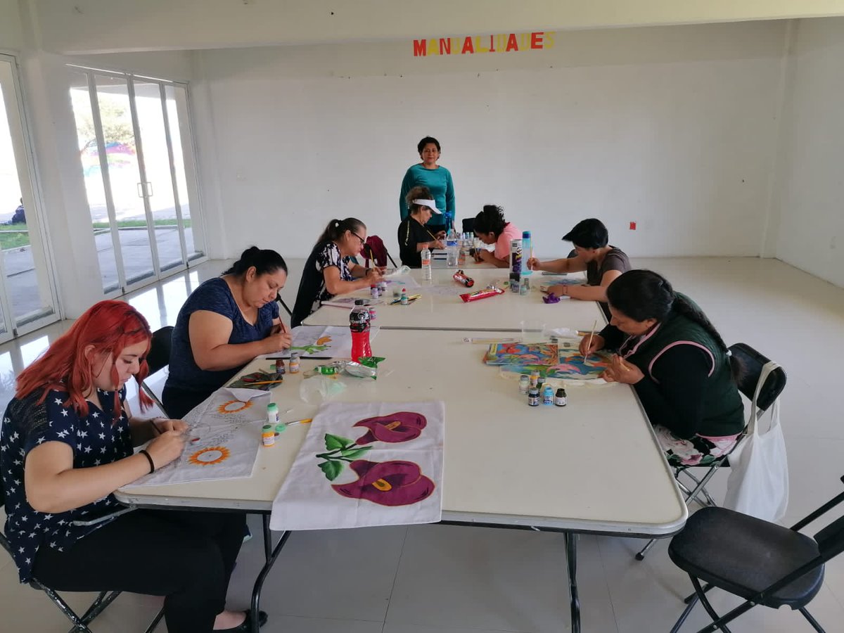 DSIrapuato's tweet photo. ☀️ ¿Sabías que en nuestros #CEDECOM contamos con los talleres de corte y confección, barbería, faciales, manualidades, actividades deportivas, culturales y talleres de capacitación completamente gratis? Acude al más cercano e infórmate sobre los horarios para que te inscribas. https://t.co/nrAkPTAM6d