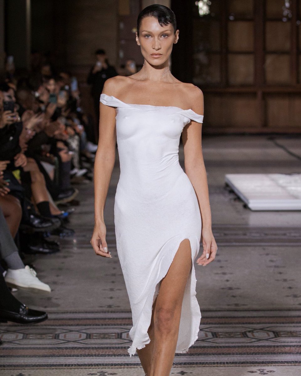 saintdoII's tweet photo. fashion month is over and bella hadid officially walked 21 different shows this season alone https://t.co/fFNQwkHzNz