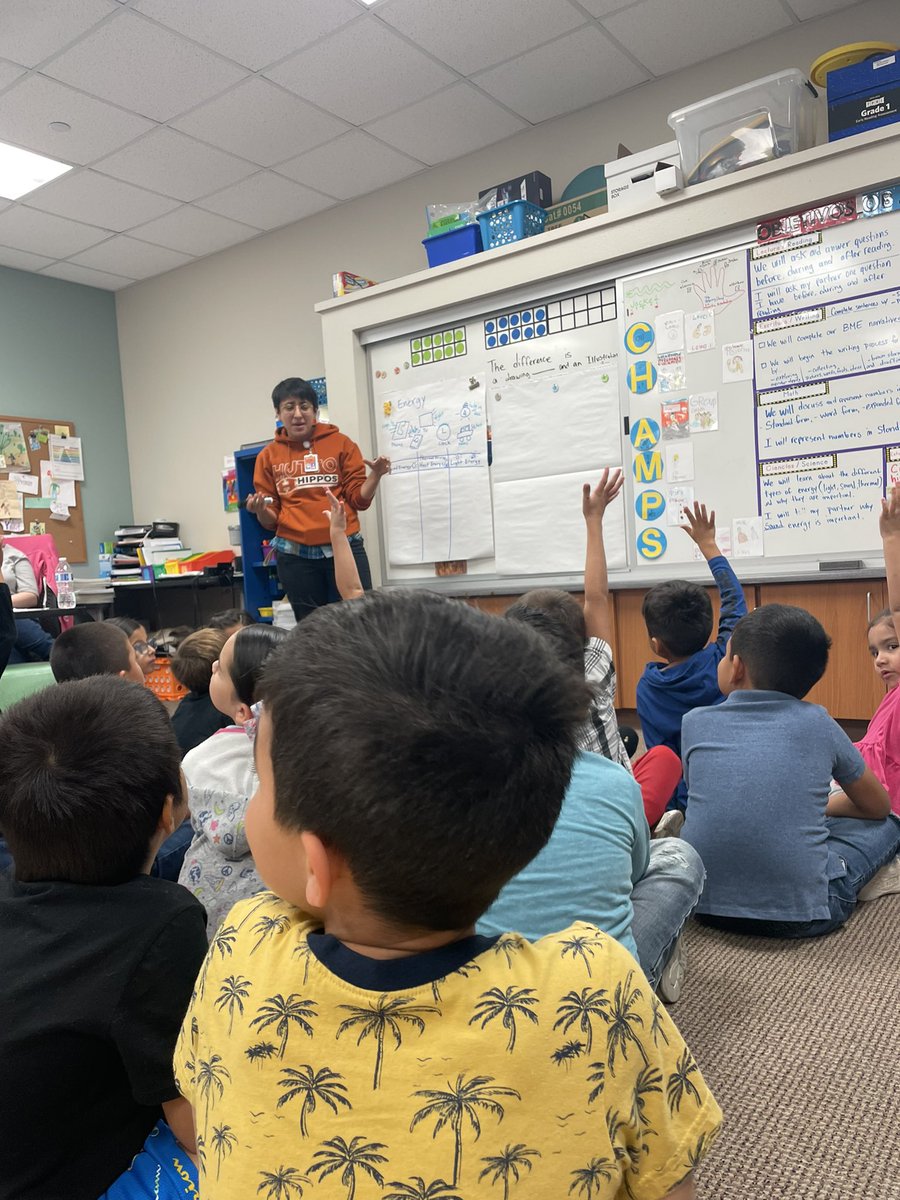 ThatLittleLady's tweet photo. @AlonzoVenessa @CCES_Hippos leads a class discussion @DRMLARA #duallanguage https://t.co/H4nPIwGl0F