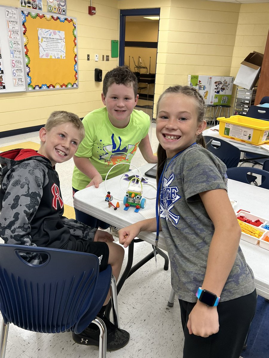 MrBoscan's tweet photo. 4th grade has been busy working with Legos https://t.co/06Ne5Cztji