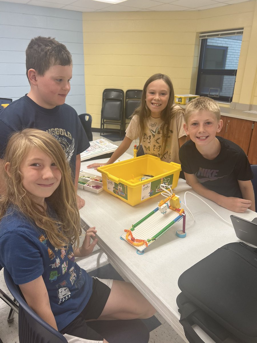 MrBoscan's tweet photo. 4th grade has been busy working with Legos https://t.co/06Ne5Cztji