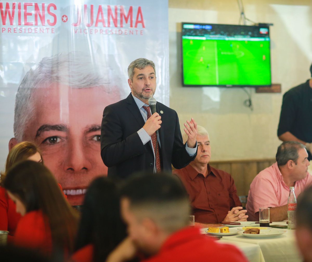DiffusionOn's tweet photo. 🇵🇾🚩 El Presidente de la República, @MaritoAbdo junto al candidato a Presidente @ArnoldoWiens participan del almuerzo de trabajo con líderes departamentales (intendentes y candidatos a gobernadores, senadores, diputados) de Fuerza Republicana. 

#Lista3 #FuerzaRepublicana https://t.co/t3EcuB91mU