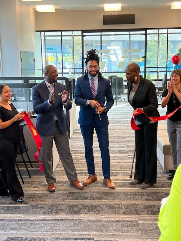 ficonnected's tweet photo. #FirstIndependenceBank on Lake Street/Hiawatha is officially open! We are so #proud to be bringing another location to the #Twincities. Get updates @ficonnected or visit https://t.co/BecMYCLrnf for more information! https://t.co/841dnVqcVp
