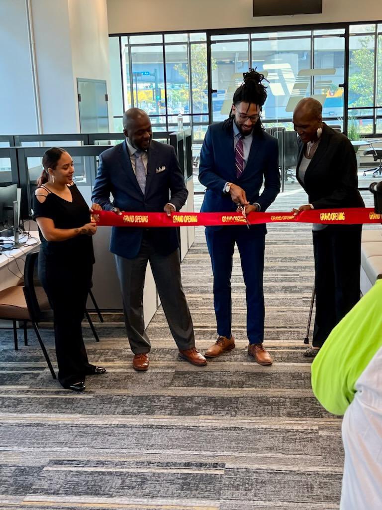 ficonnected's tweet photo. #FirstIndependenceBank on Lake Street/Hiawatha is officially open! We are so #proud to be bringing another location to the #Twincities. Get updates @ficonnected or visit https://t.co/BecMYCLrnf for more information! https://t.co/841dnVqcVp