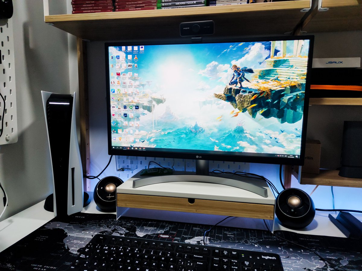 c_olivares's tweet photo. Me he pasado al #TeamVertical con PS5 por un tema de espacio. Me da ansiedad verla así, pero he ganado medio escritorio. https://t.co/NPffh2o9RI