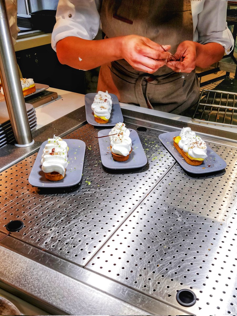 Tyrajic's tweet photo. Pause gustative du jour : tarte aux citrons meringuée préparée à la minute, de la sortie du four des tartelette, au concassé de noisettes zesté au citron vert. (évidemment j'en ai pris deux 🤰) https://t.co/7tjyv9TQet