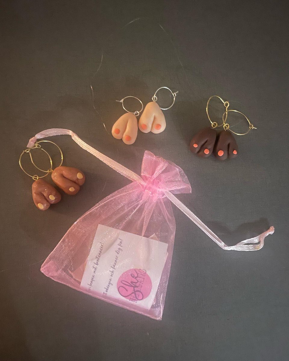 LisaTornudd's tweet photo. Hej mina 28 följare! Min dotter gör tutt-örhängen för att samla in pengar till bröstcancerförbundet och cancerrehabfonden under oktober. Beställ gärna till dig eller någon annan du tycker om, i fredagspresent eller julklapp -och dela gärna så att fler än 28 får chansen. Tack! 🥰 https://t.co/Plt48VJkXp