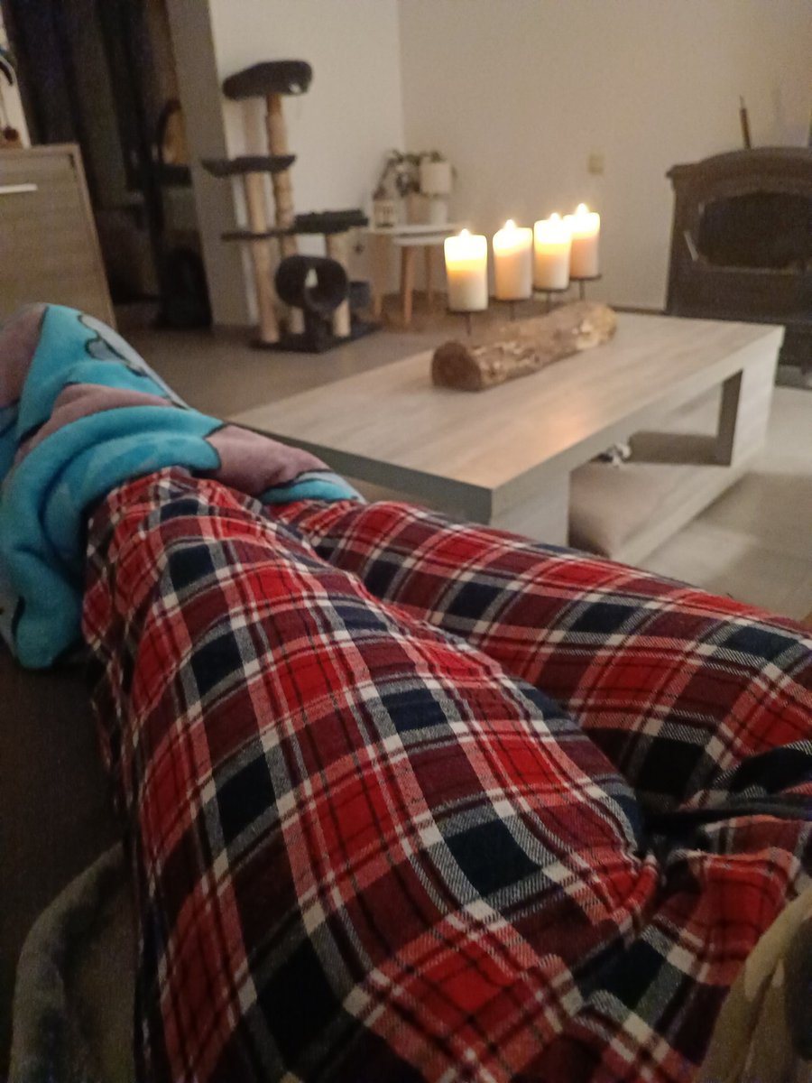 Gegeraldiineee's tweet photo. @dreamwithchloe @paulovesmickey Grave , il irait bien avec mon bas de pijama actuel d'ailleurs ! https://t.co/BBvjzEexpy