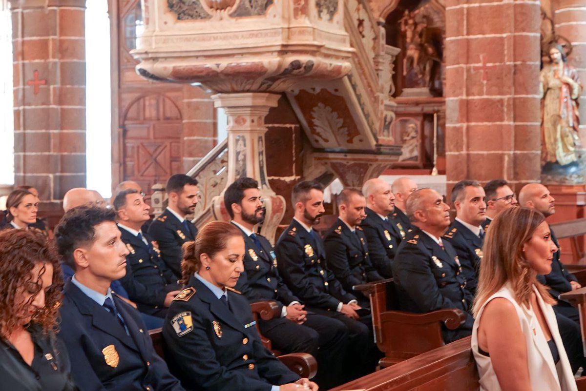 evebruler's tweet image. Hoy, el Área de #Seguridad del @santacruz_ayto celebró junto a la @policia, una #misa en nombre de los #SantosAngelesCustodios, patrones de la Policía Nacional.

#festividad #policialocalSC #PolicíaNacional  #Seguridad