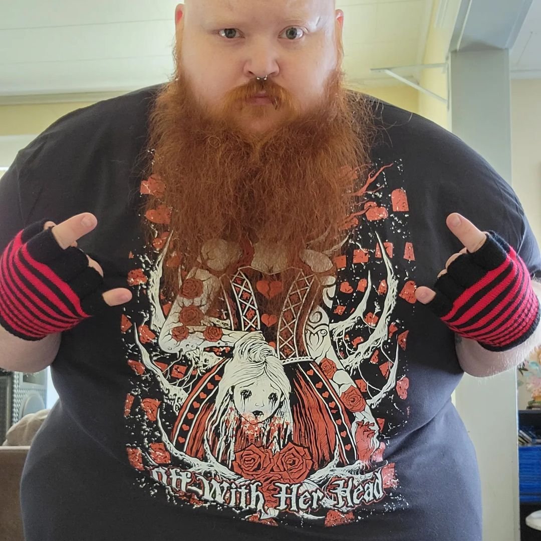 VampireFreaks's tweet photo. Love this customer pic from @wolvenking rocking our Queen Of Hearts Tee! 😍👑🌹
#goth #alt #punk #punkrock #queenofhearts #offwiitherhead #aliceinwonderland #alice #redqueen #spookytee #altfashion #gothstyle #punkshirt #alternativestyle #vampirefreaks #spookyfit #gothfit https://t.co/RihGbaGKiq