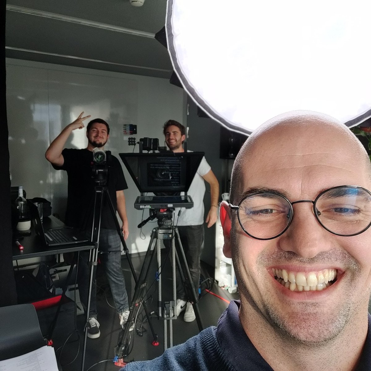 Ein toller Drehtag für unsere Advidera Academy ist rum. Wir haben bereits mehr als die Hälfte der Agenda abgearbeitet.

Morgen geht es noch einmal mit voller Kraft vorraus und dann sollte dem Themenkomplex #SEO stehen.

#videodreh #acdemy #onlinemarketing #video
