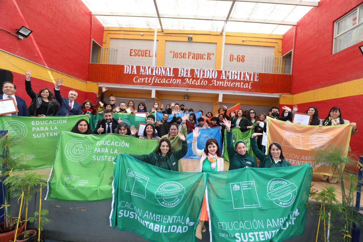 cmds_antof's tweet image. 🔵En la Escuela D-68 el alcalde @jonathanplan9 y @MMAAntofagasta entregaron a 10 escuelas y liceos de #CMDS la Certificación Ambiental Escolar por su compromiso con la educación ambiental 💦🪴🤗
#LaPerlaVuelveaBrillar 
#Antofagasta