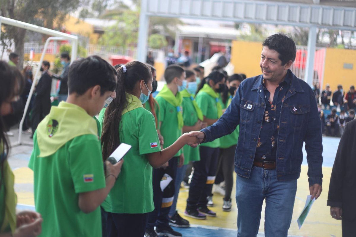 cmds_antof's tweet image. 🔵En la Escuela D-68 el alcalde @jonathanplan9 y @MMAAntofagasta entregaron a 10 escuelas y liceos de #CMDS la Certificación Ambiental Escolar por su compromiso con la educación ambiental 💦🪴🤗
#LaPerlaVuelveaBrillar 
#Antofagasta