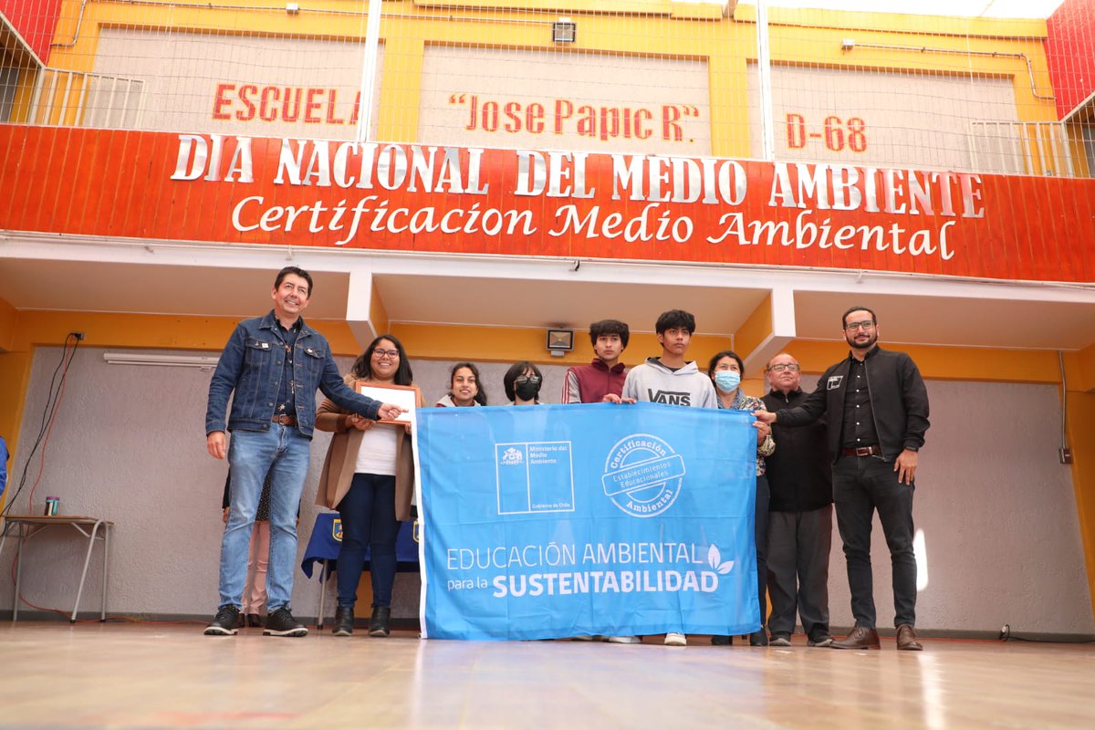 cmds_antof's tweet image. 🔵En la Escuela D-68 el alcalde @jonathanplan9 y @MMAAntofagasta entregaron a 10 escuelas y liceos de #CMDS la Certificación Ambiental Escolar por su compromiso con la educación ambiental 💦🪴🤗
#LaPerlaVuelveaBrillar 
#Antofagasta