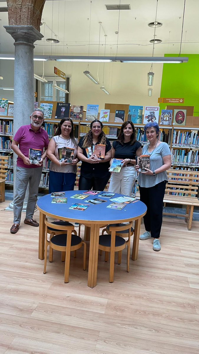 inedll_uca's tweet photo. De la mano de @bibcadiz cocinando un club de lectura fácil. @Lectfacil 
#YoLeoenLecturaFacil #YoLeoenLF https://t.co/HgrUVdbHFq