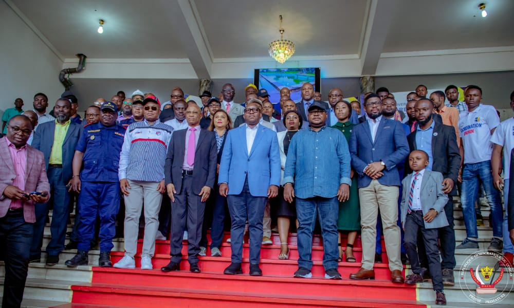 PrimatureRDC's tweet photo. En visite de travail à l'UNIKIN, le Premier Ministre Jean-Michel Sama Lukonde donne des assurances aux étudiants sur la levée imminente de la grève des professeurs  - https://t.co/talogMJSf4 https://t.co/ja1sldZiAO