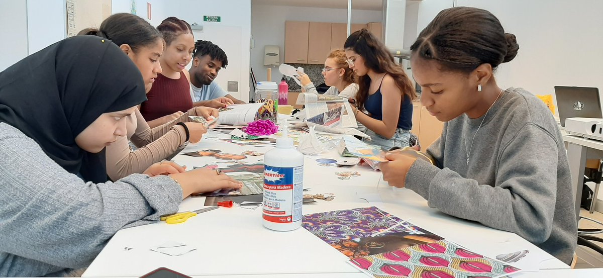 12nubes's tweet photo. Vuelve #afrikaldia y no nos lo podíamos perder.
Participamos en el taller de collage artístico con la artista Karina Senatore.
Hoy realizamos nuestras creaciones y mañana mural colectivo 
 #kalezkalevg #12Nubes #Vitoriagasteiz https://t.co/73wjWsSbHV