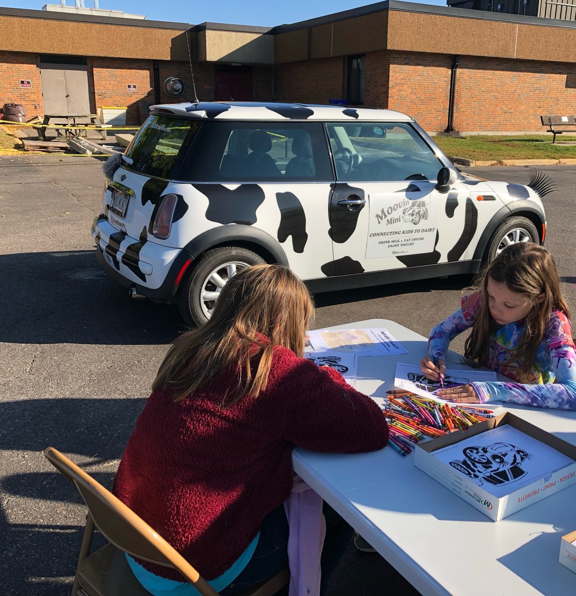 Mini enjoyed soaking up the sun at the River Valley School Fair last week. We had a blast sharing dairy fun facts while continuing to advocate for the industry! Mini enjoyed touring the countryside and seeing farmers chopping and hauling corn silage - Mini's favorite snack!