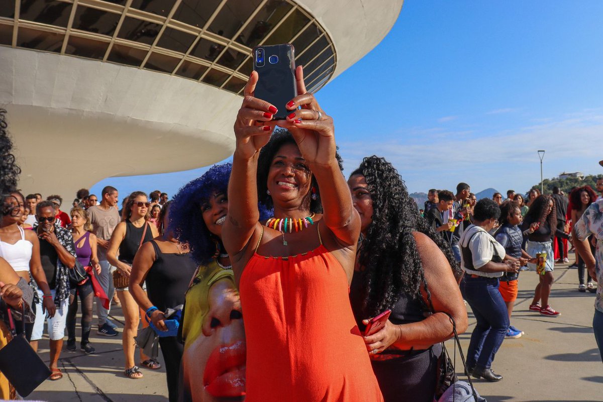 Você sabia que pode ter a sua foto no perfil do Mac Niterói? 🛸💖 

É muito simples, é só usar a hashtag #macniteroi ou marcar o museu nos stories do Instagram que seu registro pode aparecer por aqui!

Venha fazer parte do museu mais querido da cidade! 🥰