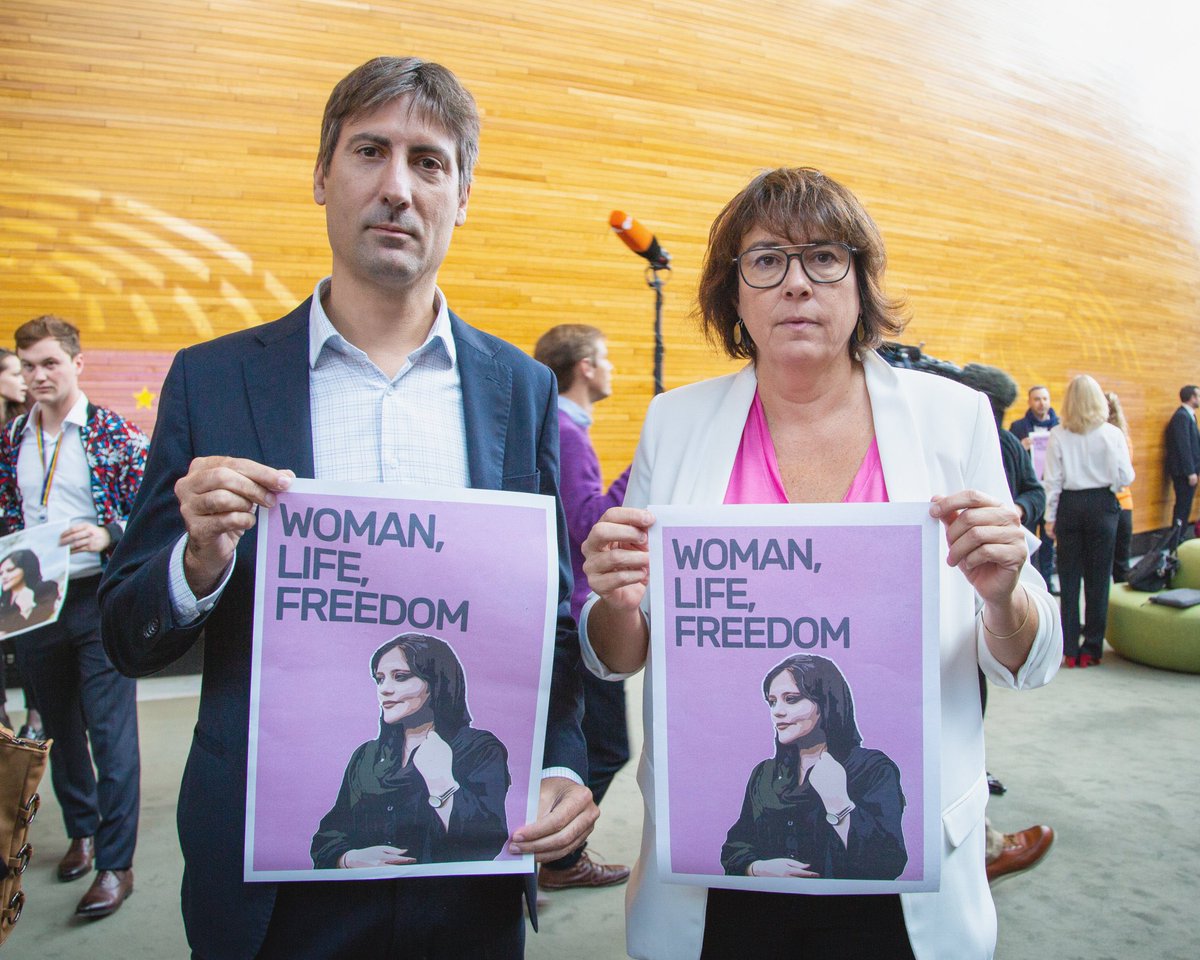 jordisolef's tweet photo. El fonamentalisme religiós del règim iranià va matar Masha Amini i la seva maquinària repressora mata ara manifestants que reclamen justícia i llibertat. 

Estem al costat dels que volen viure en llibertat en un país on es respectin els drets humans. https://t.co/7KM2wVfs3b