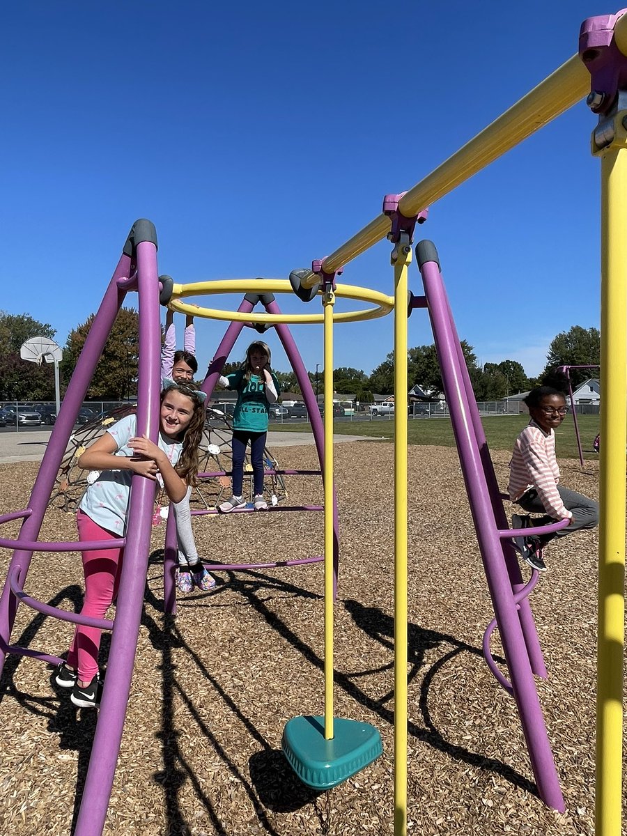 mrshoehing3's tweet photo. @mrshoehing3 @VioletAllStars are enjoying this beautiful fall 🌞 day! #recessrocks #happykids #puremichigan https://t.co/5xxh2FaUDC