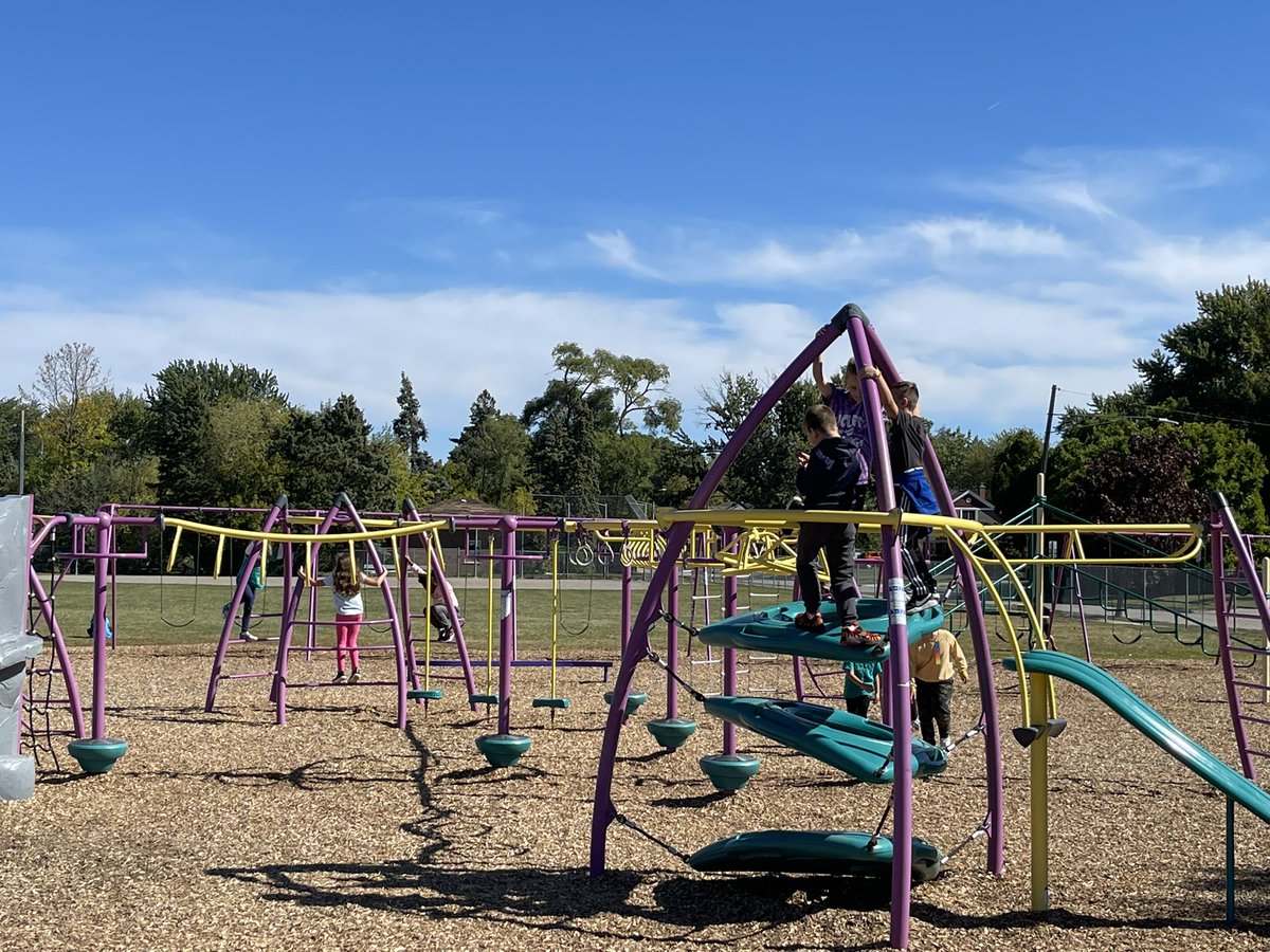 mrshoehing3's tweet photo. @mrshoehing3 @VioletAllStars are enjoying this beautiful fall 🌞 day! #recessrocks #happykids #puremichigan https://t.co/5xxh2FaUDC