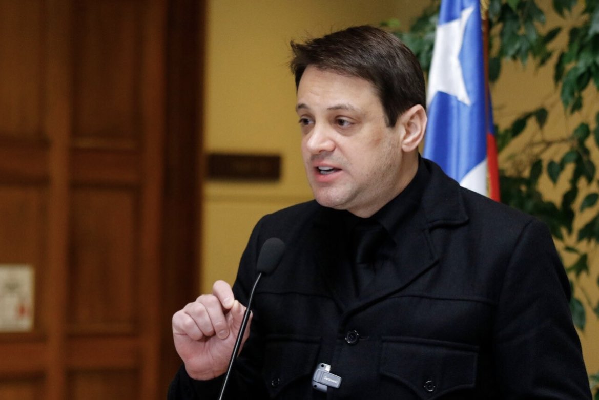 FachoSpheraCL's tweet photo. 🔴 #URGENTE: diputado Gaspar Rivas (PDG) descarta votar por Karol Cariola como presidenta de la Cámara: “No estoy dispuesto a apoyar a una diputada comunista que fue rostro del apruebo” https://t.co/uSwXeIAaS3