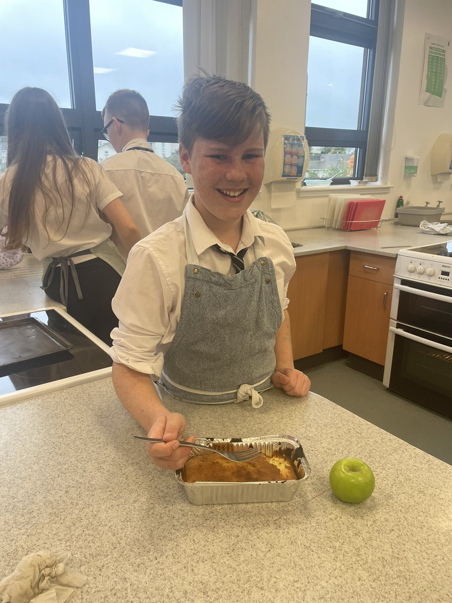 DuncanrigHomeEc's tweet image. S2 making Apple Sponge Pudding to cheer up a dreary Tuesday morning 🍏😋 #foodeducation #skillsforlife #skillsforlearning