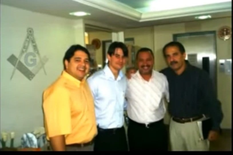 Jamilly_ava's tweet photo. Quem acertar quem é esse de camisa escura e  bigodinho vai ganhar um doce? (Foto tirada na maçonaria). 
DICA: Ele está procurando um rola. https://t.co/OUG6grb9iZ