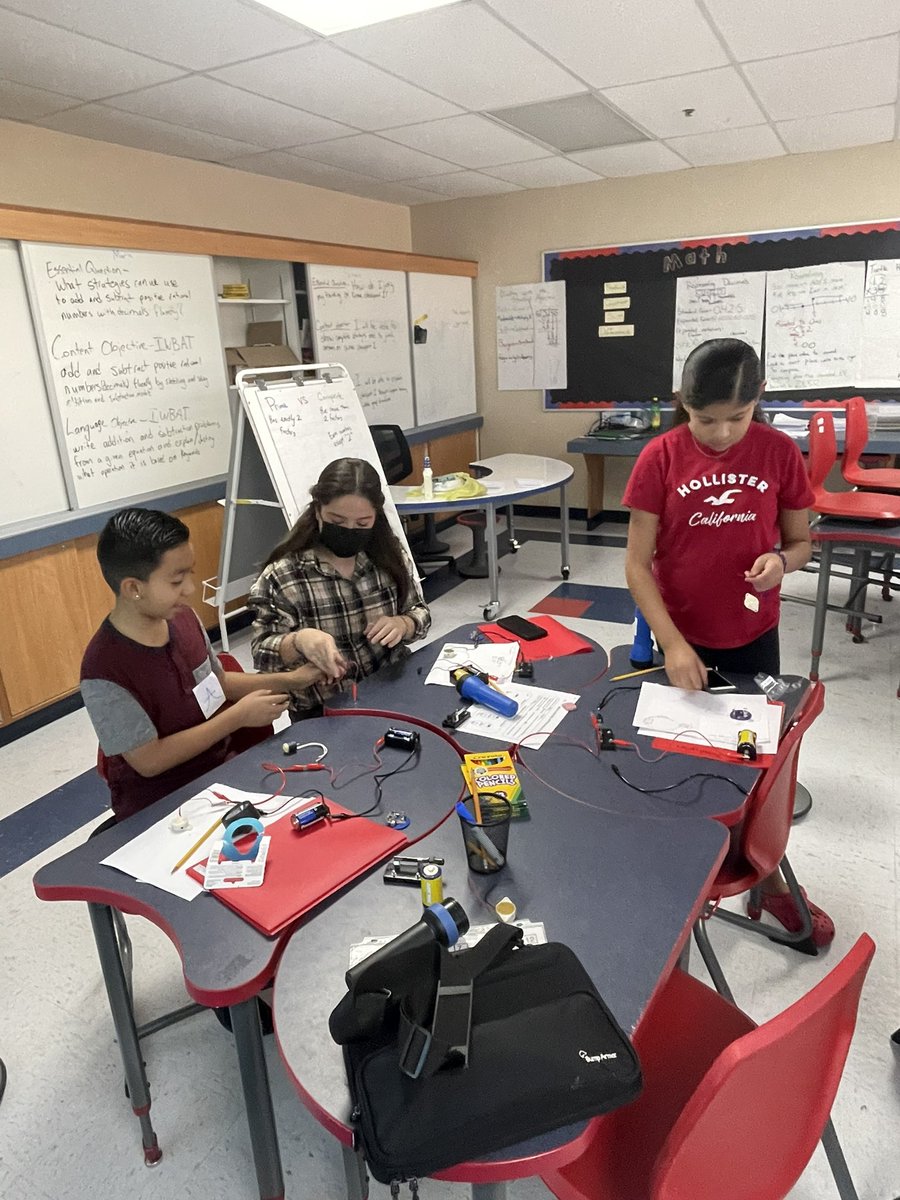 JurassicGaby's tweet image. Today we had a blast with circuits 💡with a fill in the blank activity and hands-on experiences 🤓 #InterventionForAll #Science