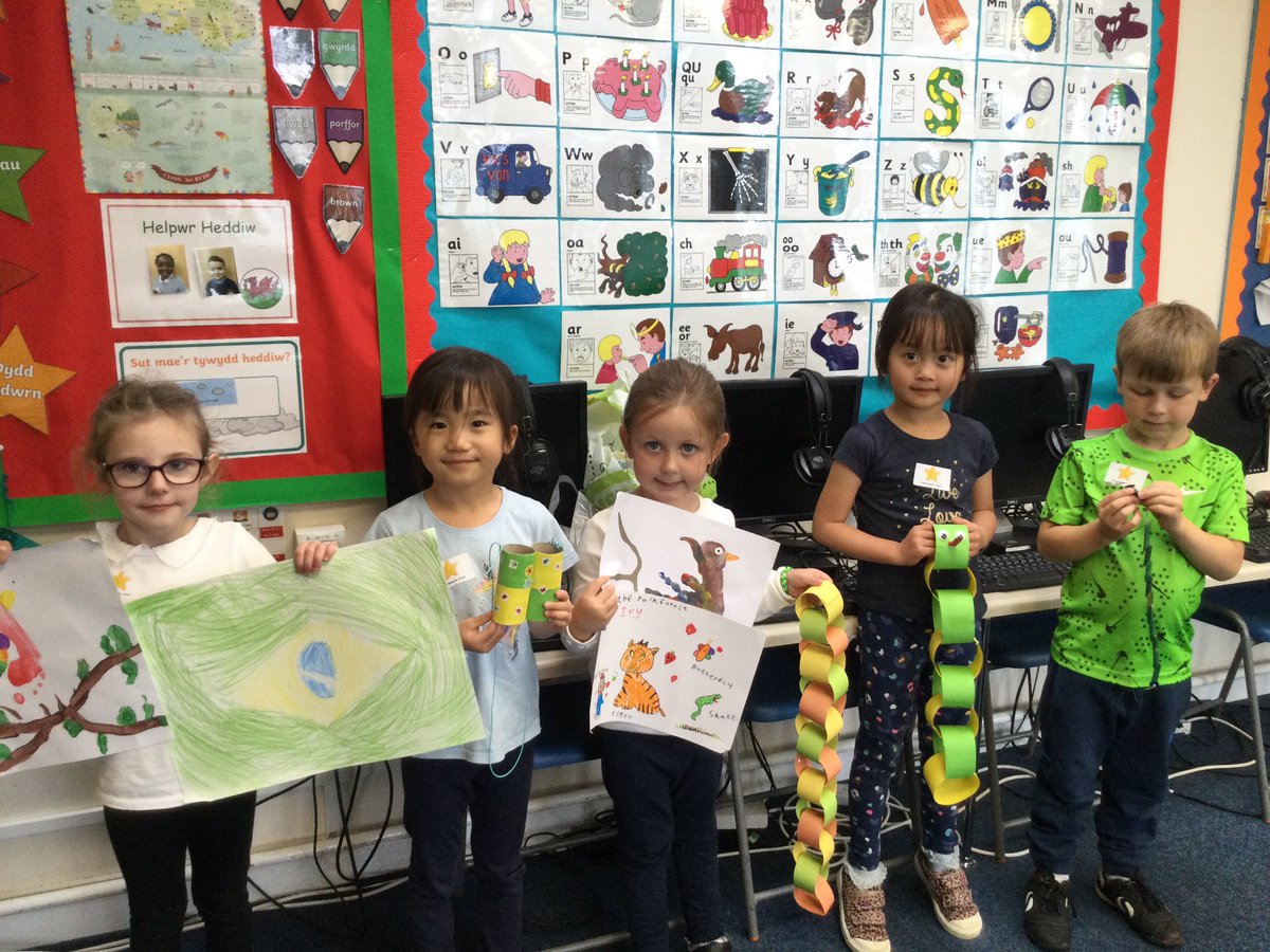 GwenfoCWPrimary's tweet photo. What super topic homework by these members of Year 1 - 👏🏻bendigedig! #blwyddyn1 #riodevida https://t.co/RkHx7C8xl7