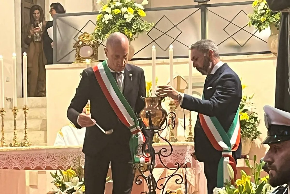 CelanoDi's tweet photo. 🙏 I Sindaci di Tagliacozzo e Celano, Giovagnorio e Santilli, hanno acceso la lampada votiva in onore di #SanFrancesco presso il sepolcro del Beato Tommaso da Celano.
#comunedicelano #4ottobre #religione #abruzzo #tagliacozzo #religion #assisi https://t.co/R2cDsUAh8x