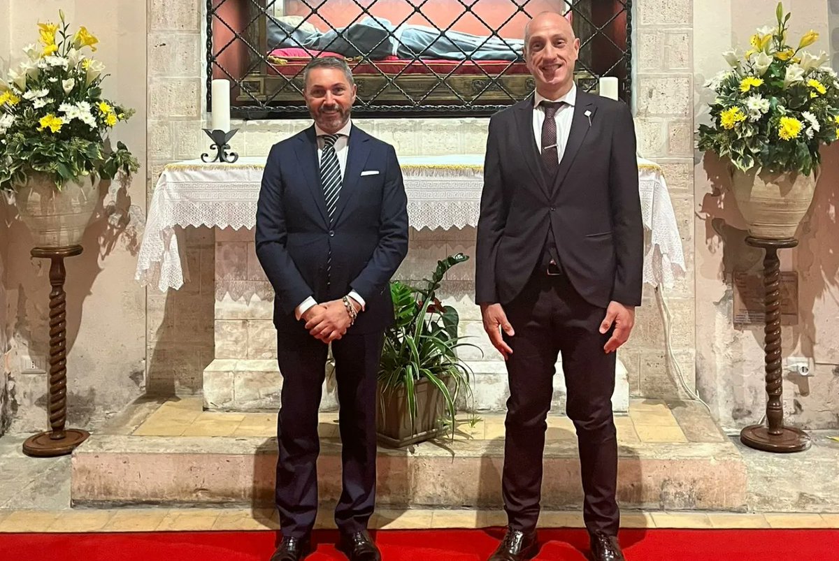CelanoDi's tweet photo. 🙏 I Sindaci di Tagliacozzo e Celano, Giovagnorio e Santilli, hanno acceso la lampada votiva in onore di #SanFrancesco presso il sepolcro del Beato Tommaso da Celano.
#comunedicelano #4ottobre #religione #abruzzo #tagliacozzo #religion #assisi https://t.co/R2cDsUAh8x