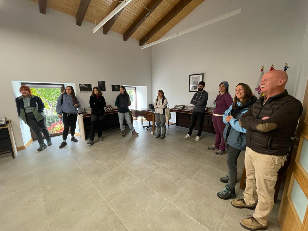 omanayluna's tweet photo. Hoy hemos recibido a los alumnos del Master EE Avanzados de @FaunaFloray de la @unileon .
Han venido a visitarnos pues van a estar esta semana realizando sus prácticas de campo en nuestra #RBVOyL.
¡Bienvenidos! 👏 https://t.co/628Ea8SBsn