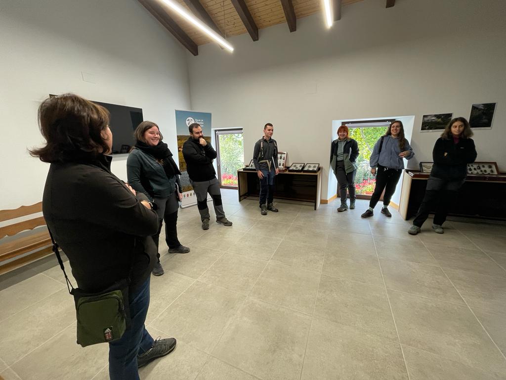 omanayluna's tweet photo. Hoy hemos recibido a los alumnos del Master EE Avanzados de @FaunaFloray de la @unileon .
Han venido a visitarnos pues van a estar esta semana realizando sus prácticas de campo en nuestra #RBVOyL.
¡Bienvenidos! 👏 https://t.co/628Ea8SBsn