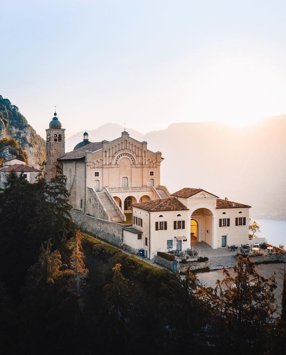 igersItalia's tweet photo. Il best of #igersitalia di oggi è di @stefanotermanini.
•
Buonasera Igers dall'Eremo di #Montecastello, un luogo magico, un balcone sul #LagodiGarda. Monumento per eccellenza di #Tignale, il Santuario sorge su uno spuntone di roccia calcarea a picco sul lago.
•
#igersbrescia https://t.co/RLprdqE3db