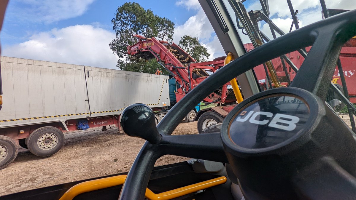 Ben_Jamin_Watts's tweet photo. And we're underway! #beet22 #CLTbeetdivision #CTM #JCB https://t.co/JikVTkeJuK
