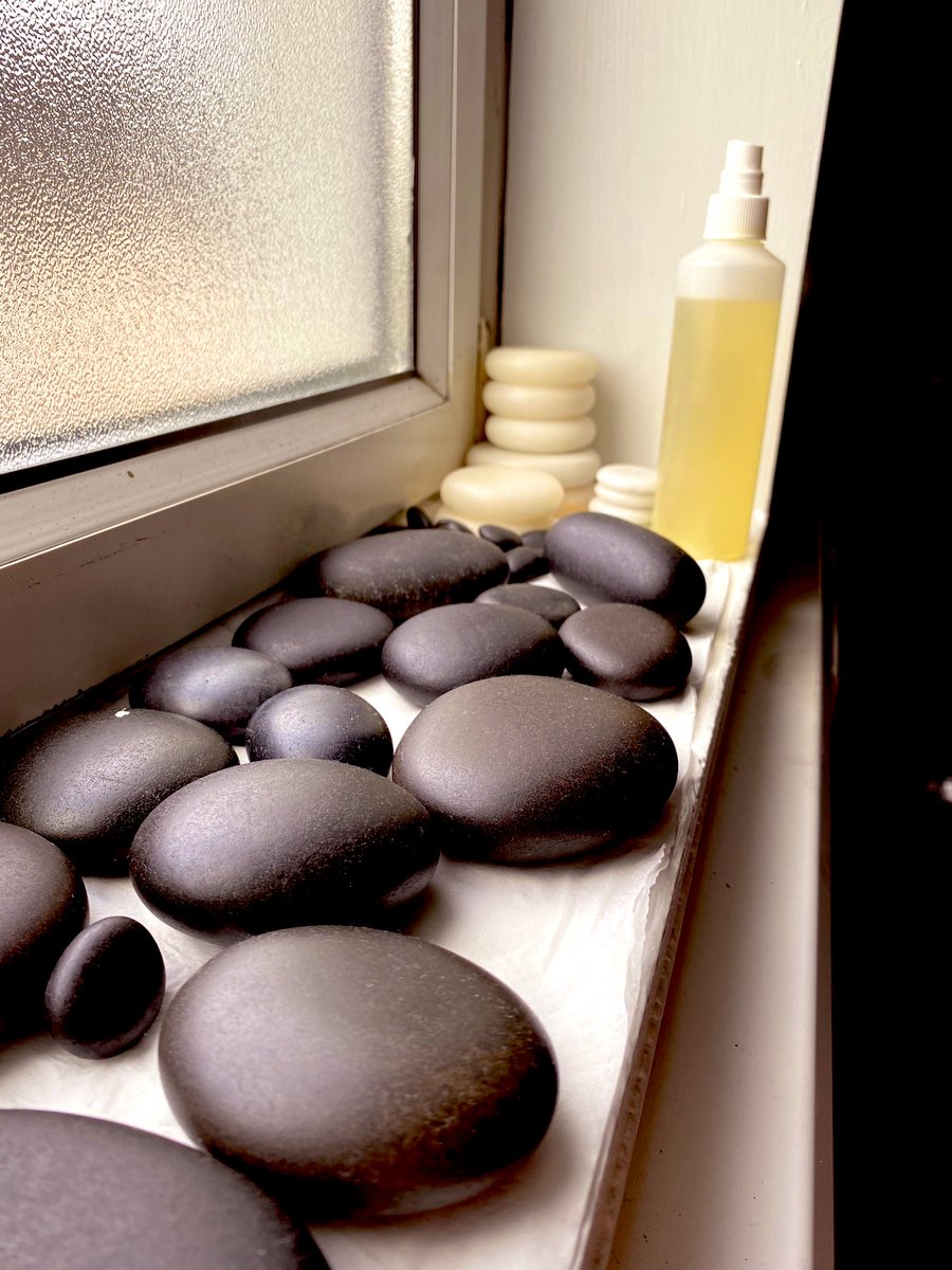 evanna_ryan's tweet photo. Can’t wait for Swedish body massage tomorrow to improve my skills 📚🏫🧴
#beautyspatus @TUS_Midwest @MajellaGolden https://t.co/Ppe7Rie7xo