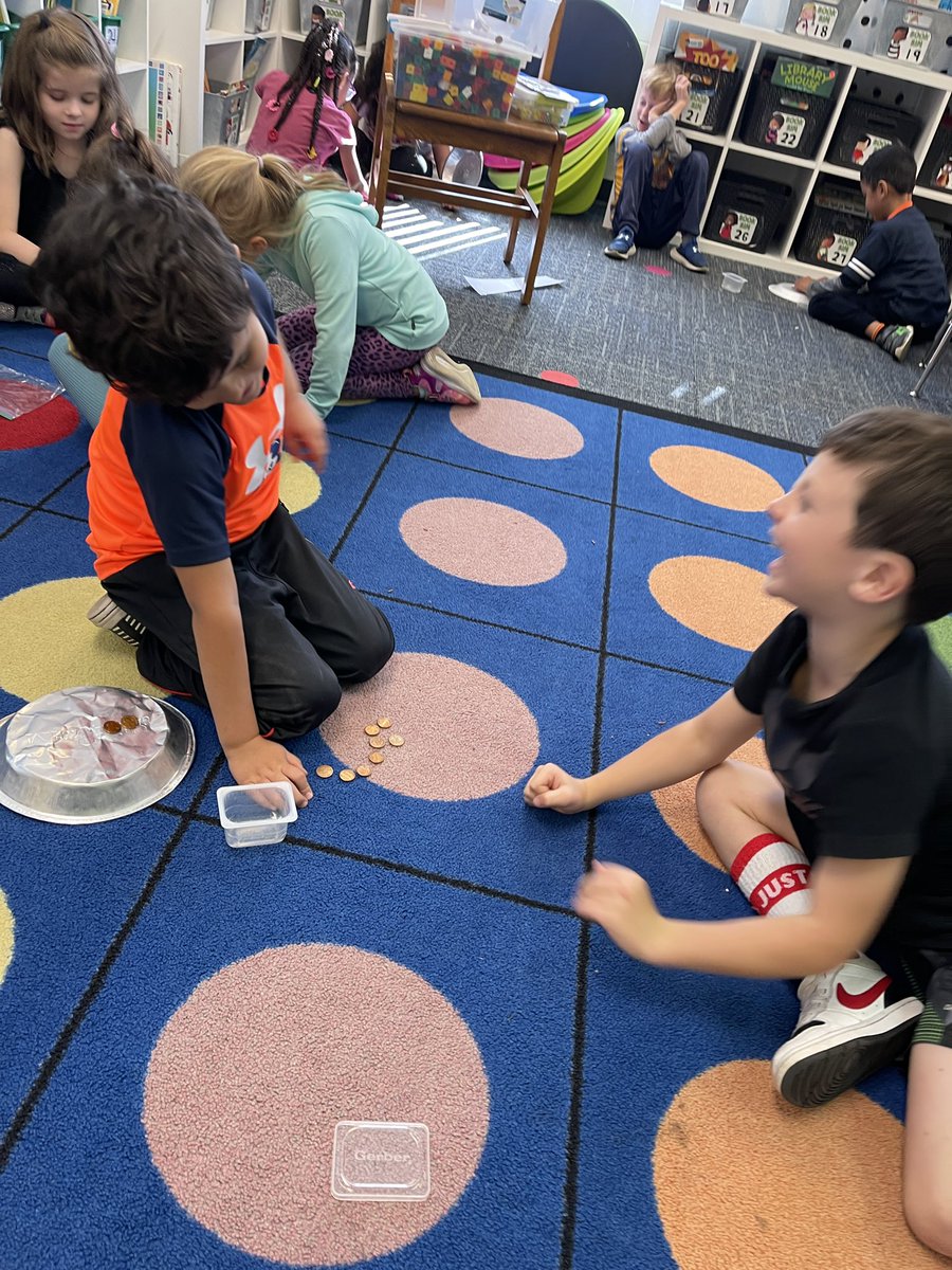 Learning ways to make 10 with the Penny Plate game <a href="/ctlbulldogs/">Centennial School</a> #osd135