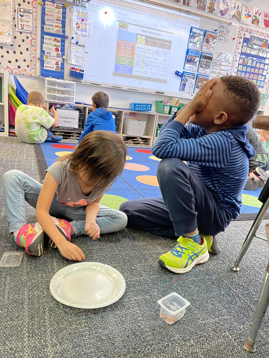 KristynSoldan's tweet photo. Learning ways to make 10 with the Penny Plate game @ctlbulldogs #osd135 https://t.co/yvwbDY7epn