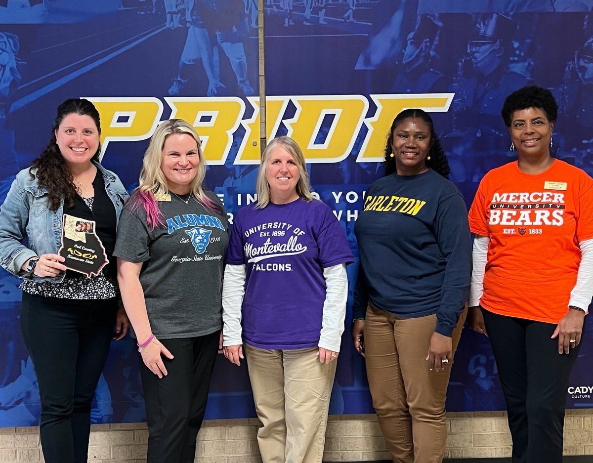 CounselorDeb07's tweet photo. Hooch Counselors promoting Apply to College help day! 💻➡️🎓
@HoochHappenings 
@HoochCounselors https://t.co/OxkZ51ekgA