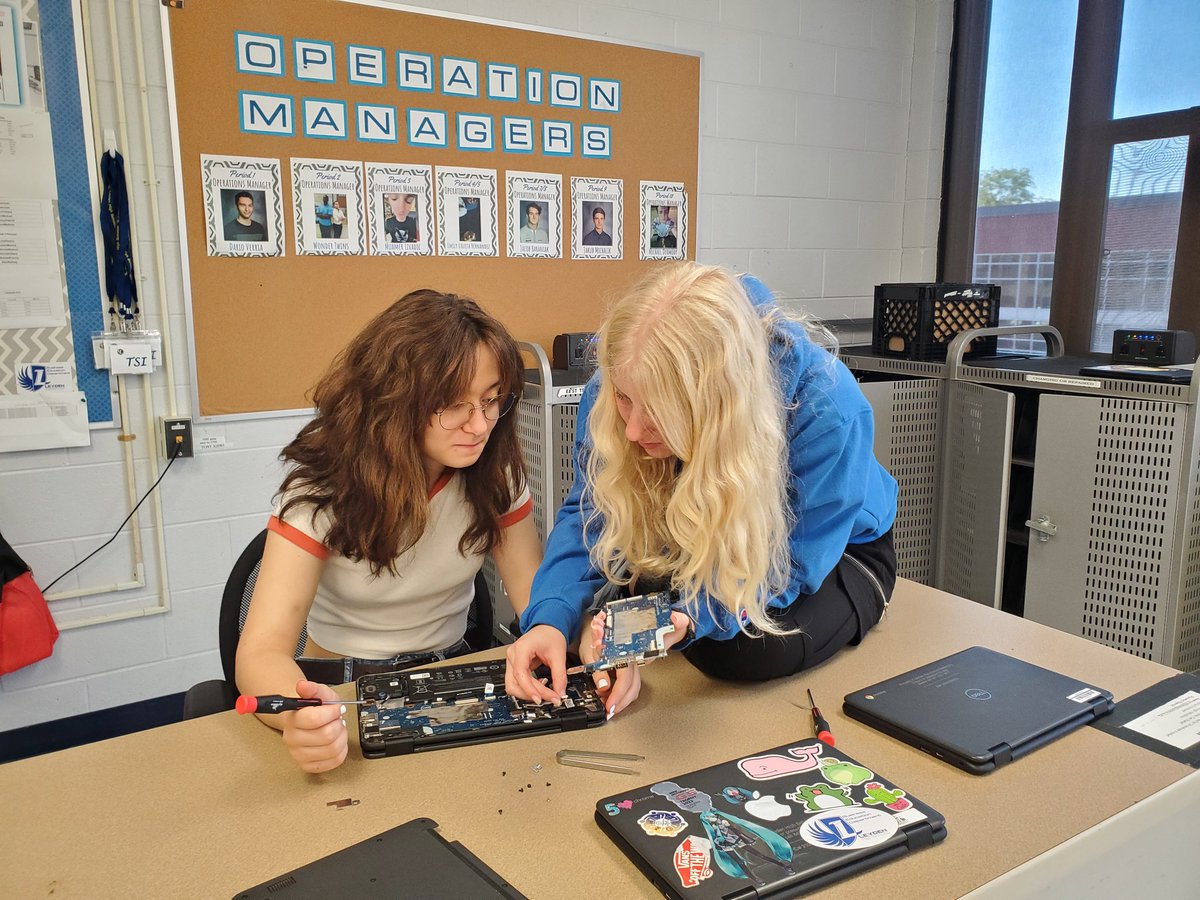 Knocking out some Chromebook repairs. 

#womenintech #leydentechgurls #leydenpride <a href="/MrsLakdawala/">Sally Lakdawala</a>