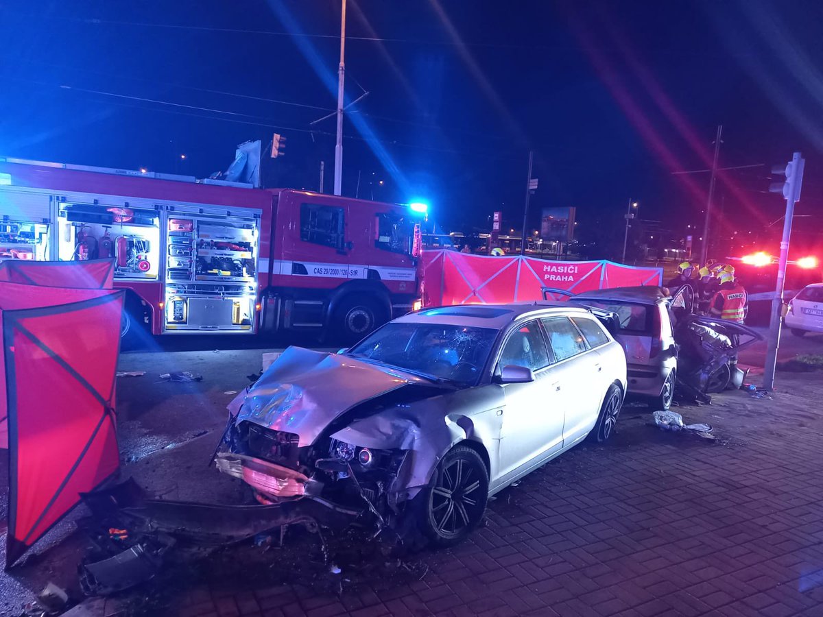 HasiciPraha's tweet photo. Osoby byly vyproštěny a předány do péče @zzshmp 

Zajišťujeme nehodu a spolupracujeme s @PolicieCZ https://t.co/BNMJfj7QvQ