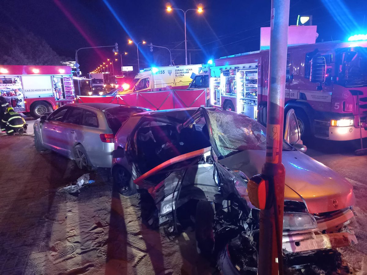 HasiciPraha's tweet photo. Osoby byly vyproštěny a předány do péče @zzshmp 

Zajišťujeme nehodu a spolupracujeme s @PolicieCZ https://t.co/BNMJfj7QvQ