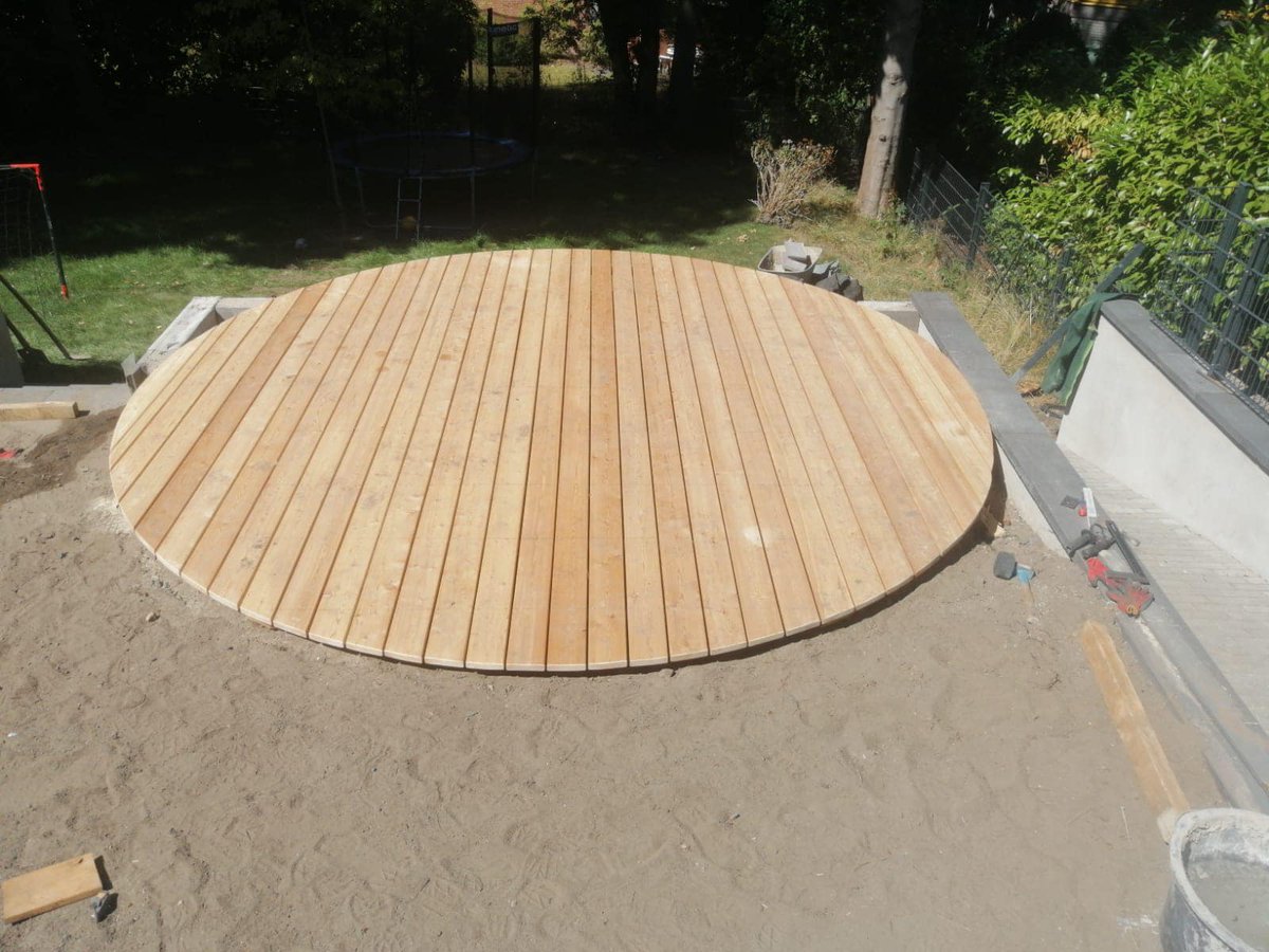 Gartenbau_Thuir's tweet photo. Von der Unterkonstruktion bis zum runden #Holzdeck war es nur ein kurzer Weg!
Dank der tatkräftigen Unterstützung von Tom konnte auch beim Einmessen des Mittelpunkt nix schief gehen!!
#mathepraktischerleben
#unterrichtsfreiezeit
#lernenfürsleben
#nurdiehartenkommenindengarten https://t.co/s1zCOmAj5s