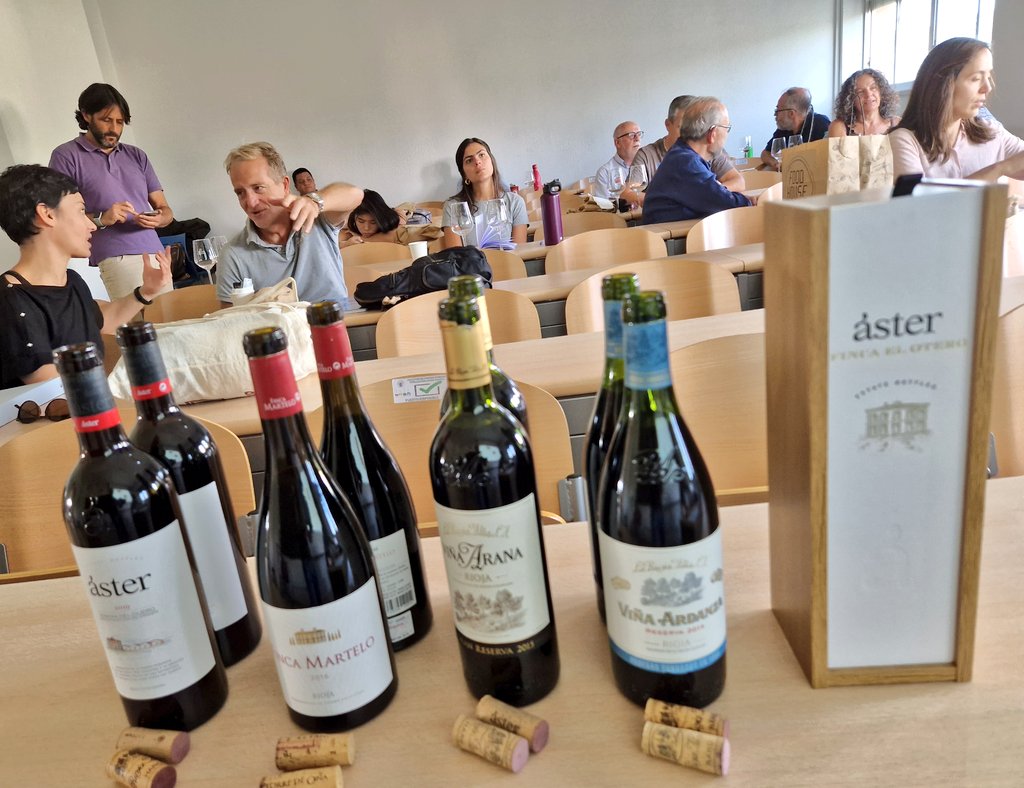 VinoComplutense's tweet photo. Cata de Vinos tintos con el saber y la simpatía de Gloria Carrero, @LaRiojaAltaSA
Últimos días del Curso de Enología de la @unicomplutense
#vino #Enología
#formación #UCM #Complutense https://t.co/Z6SaTqsf1V