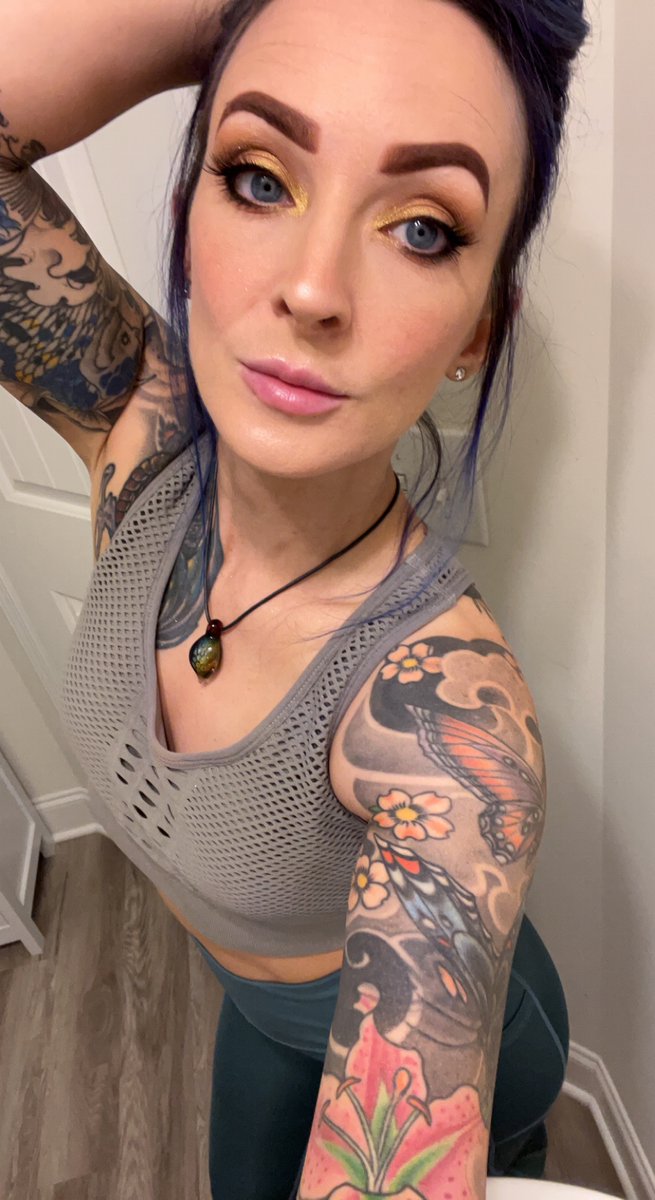 MistressRavene1's tweet photo. Cum check out my foot fetish and kink vids at https://t.co/ytQXXTUy16 or https://t.co/kxFYGP6rAz https://t.co/yBpJdvddkk
